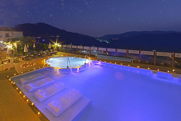 Pietra Ligure - La Corte Natural Resort - Piscina di sera