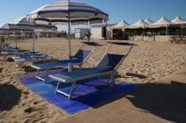 Spiaggia sabbiosa digradante con accesso diretto