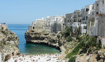 Esplora la Bellezza Costiera della Puglia con Mare in Italia